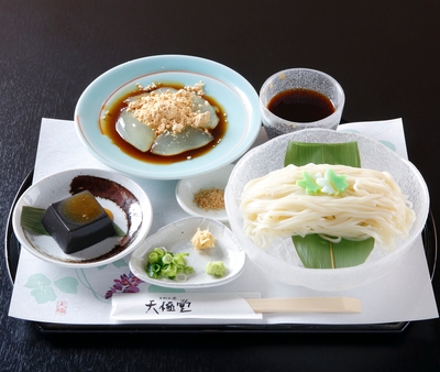 飛鳥彩瑠璃の丘天極堂テラス　冷やし葛うどん葛もちセット