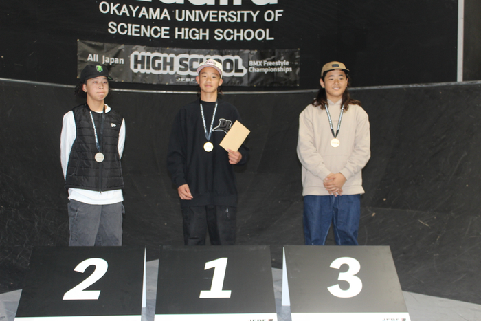 中学生男子で優勝した伊藤選手（中央）、２位の松本選手（左）、３位の松浦選手（右）