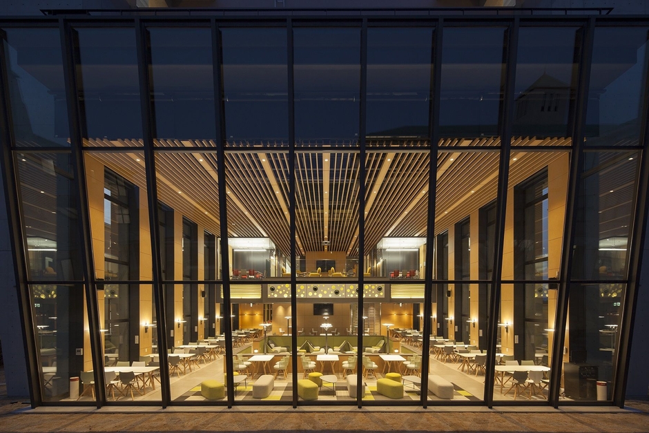 夜のスカイアトリウム外観