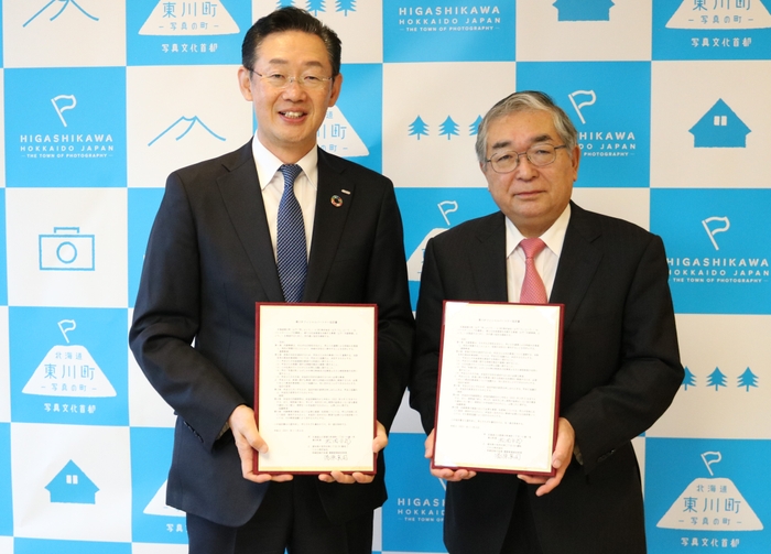 締結式の写真:CKD株式会社 取締役執行役員 機器営業統括部長 湯原 真司氏(左)、東川町長 松岡市郎(右)