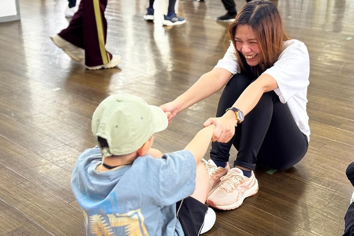 フィリピン人教師と参加者のお子さんが遊んでいる様子