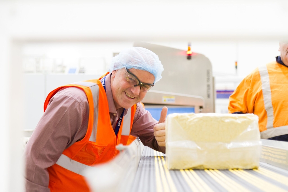 ネイル・ビッカースタッフェ氏　チーズ第1号と