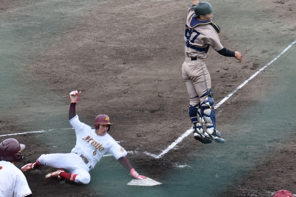 柳選手の犠牲フライでホームイン