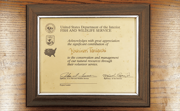 アラスカでのボランティア活動の参加後に授与された感謝状。今も研究室に大切に飾られている。