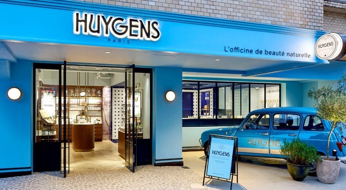 ライトブルーの外観とアイコンカーが目印の「HUYGENS TOKYO」(表参道)