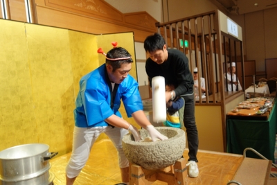 お正月ならではの楽しい餅つき大会