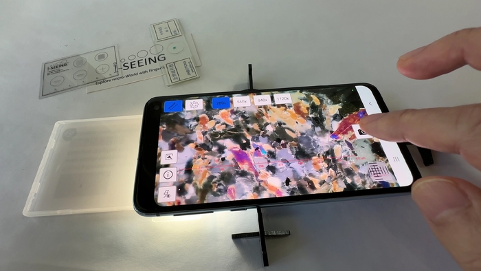 岩石薄片を観察する様子