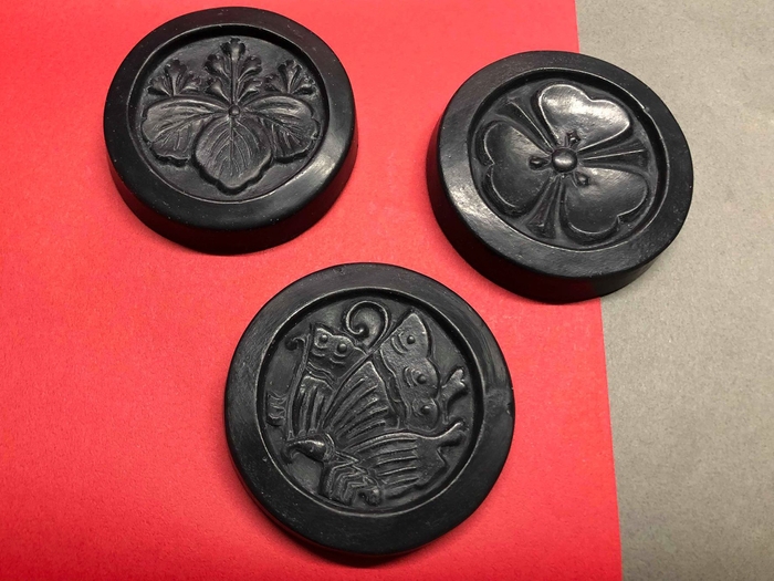 紋瓦石鹸3種類(左上:羽柴秀吉、右上:酒井忠恭、下:池田輝政)