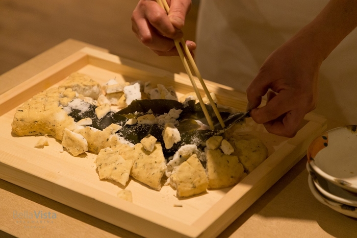 塩釜焼きも目の前でサービング（イメージ）