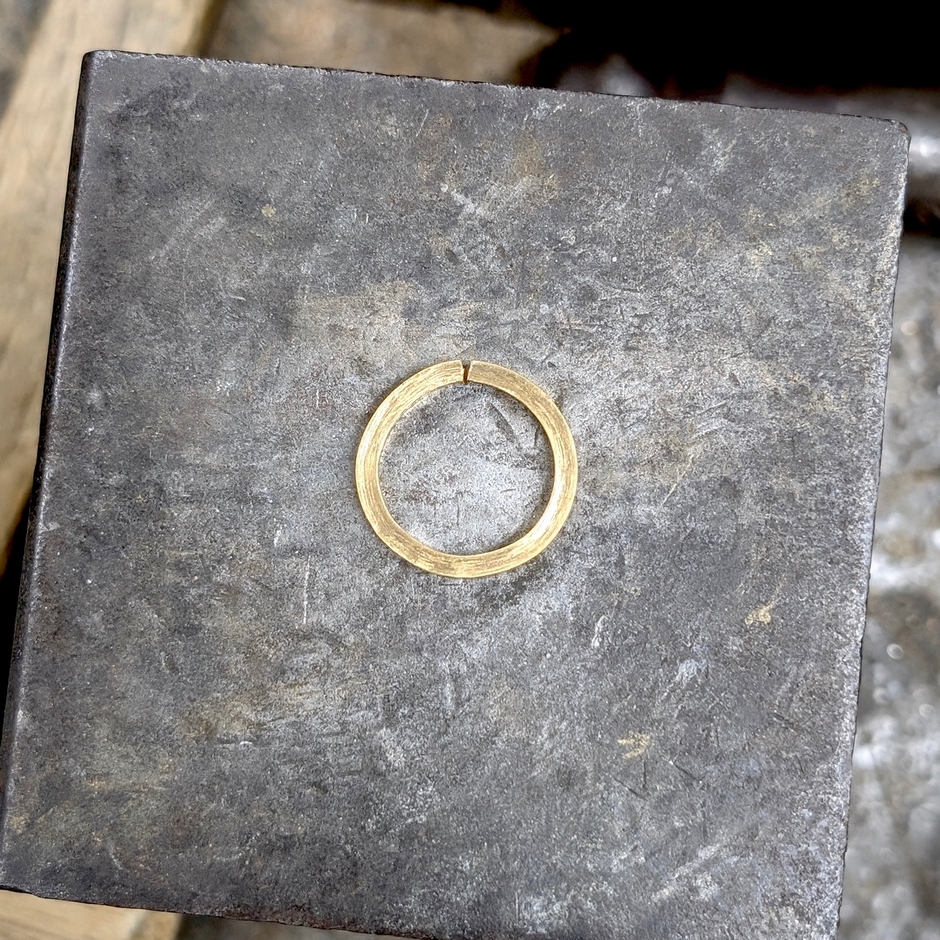 丸くなったらつなぎ目をくっつけ、真円を作っていきます