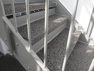 ゴムチップマット マンション階段へ設置