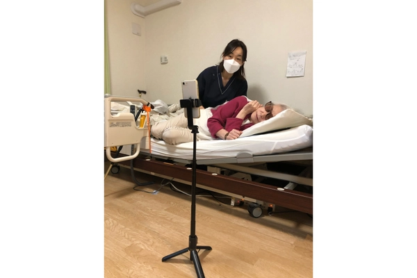 鍼灸マッサージ師がつなぐ、高齢の親と離れて暮らす家族の絆　 単なる見守りじゃない、ほっと安心するビデオ通話サービスを開始