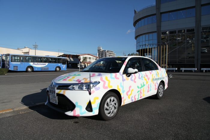 デザインのモチーフとなった『全面フルラッピング車』 デザイン担当 村田 純里さん