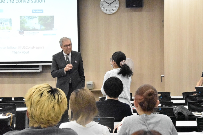 学生からの質問に答えるセンザー氏①