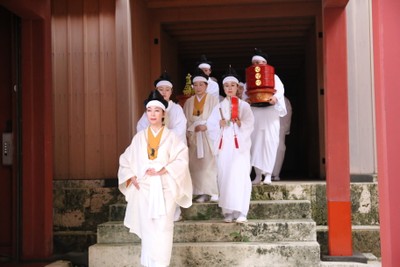 神女入場~御嶽巡拝への出発