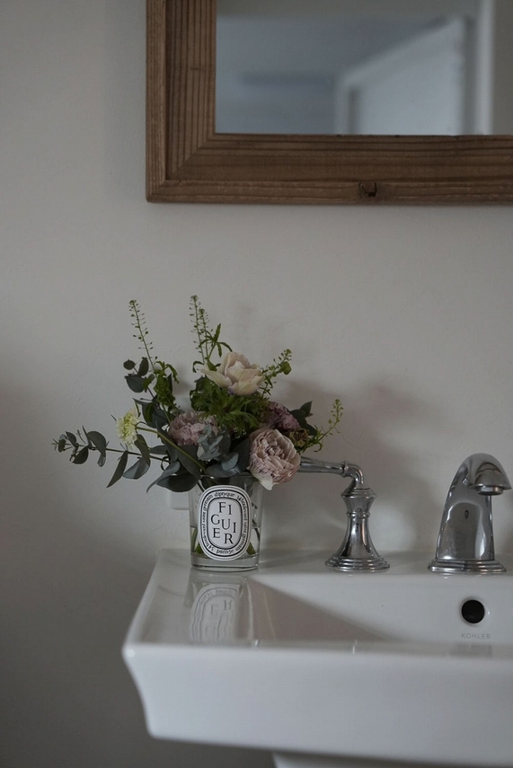 水場に小さなお花を飾る