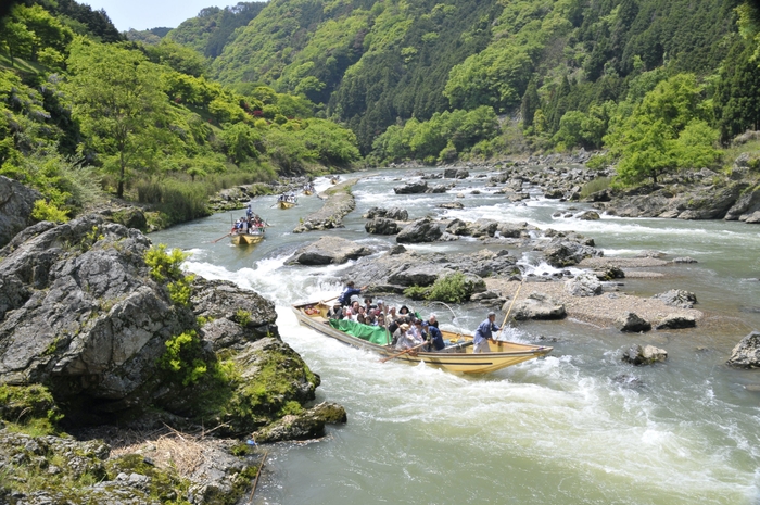 美しい保津川下りの風景