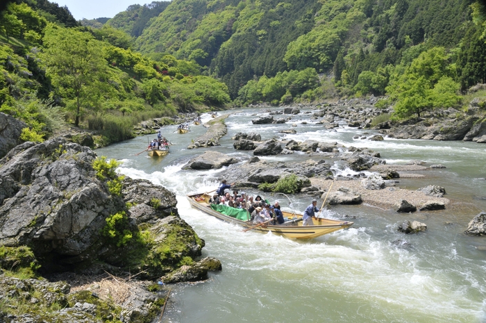 美しい保津川下りの風景