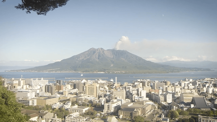 桜島と市街地(実写)