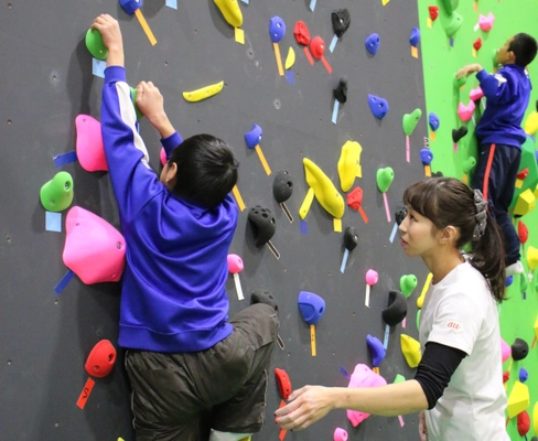 龍ケ崎市総合体育館「たつのこアリーナ」 ボルダリングウォール2月2日オープン！ プロフリークライマー 野口 啓代 選手が 母校の小学生約160人にボルダリングの魅力を伝える！