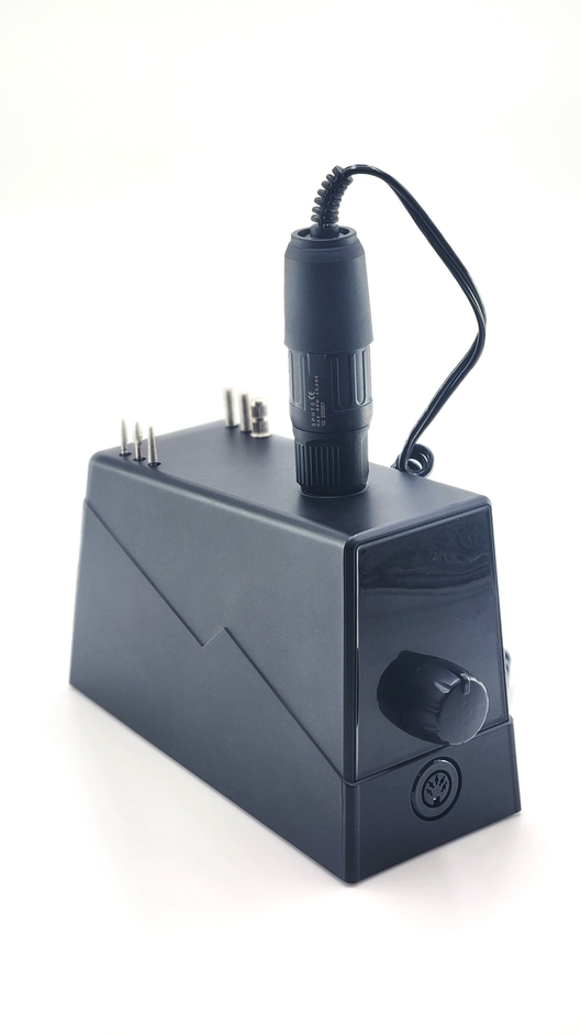 上面にハンドピーススタンドとビットスタンド