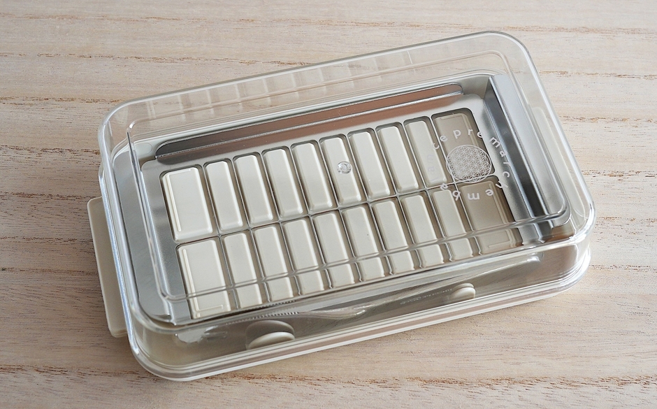 中身がひと目で見えるクリアなフタ