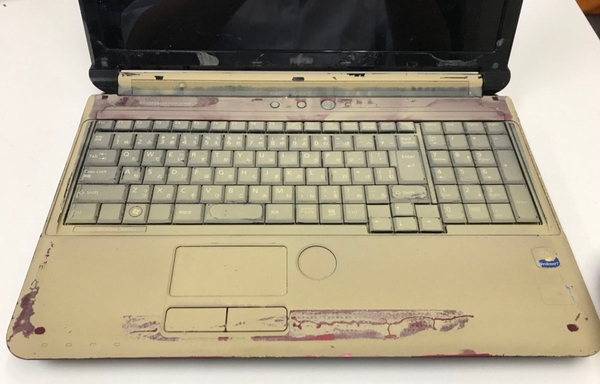 豪雨災害により水につかったパソコン