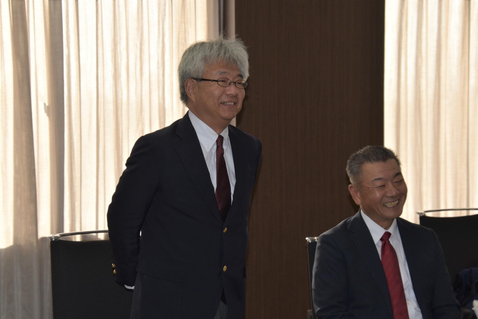 あいさつする渋井部長