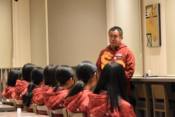 選手に語り掛ける米田監督