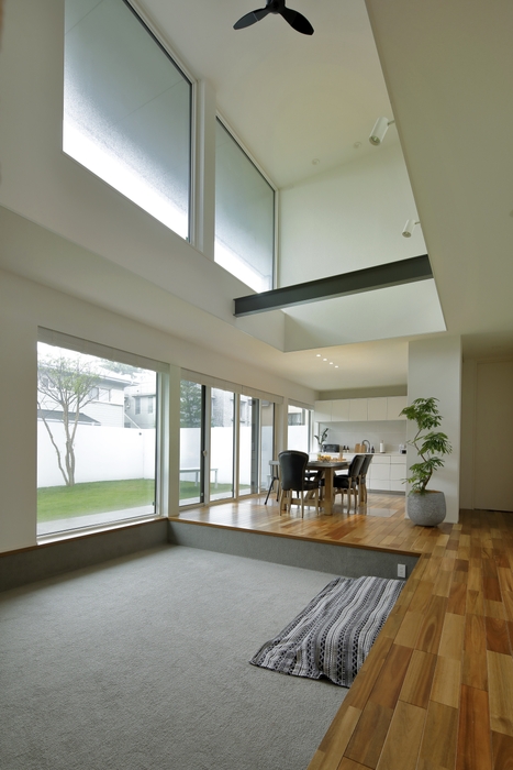 横幅約7mもの大きな窓で芝生の庭とつながり、抜群の開放感