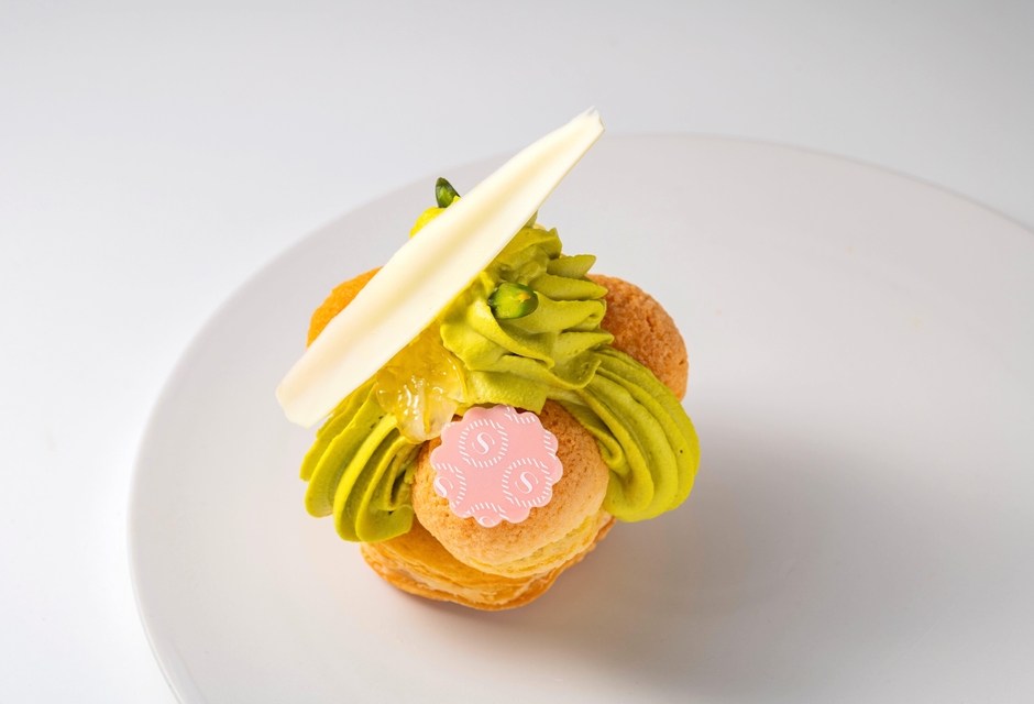 「シェラトングランドホテル広島　ロビーラウンジ ＆More by Sheraton」の「広島レモンとピスタチオのサントノレ」プティガトー 750円 