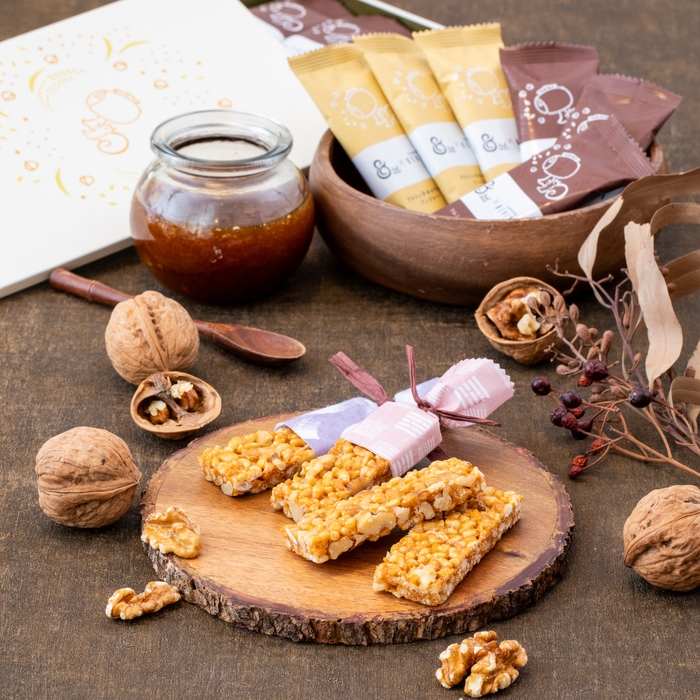 コラボレーション商品「& OKOSHI×鎌倉紅谷 コラボ缶(12個入)」