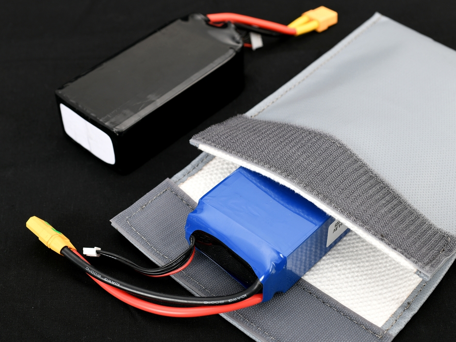 ドローン用の大型バッテリーも収納可能