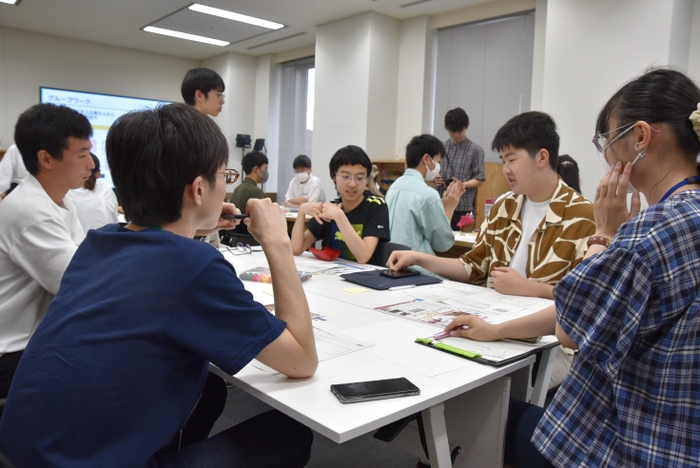 各チーム内でアイデアを発表