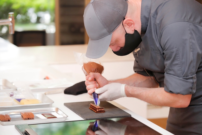 「ル・ショコラ・アラン・デュカス 東京工房」エグゼクティブ シェフ・パティシエ アジア ジュリアン・キンツラー氏