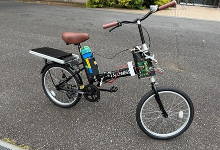 芝浦工業大学、「曲がりたい」と「転びそう」を見分ける 電動バイク制御技術を開発　 ～運転者の意図を理解し、必要なときだけ転倒防止を支援～