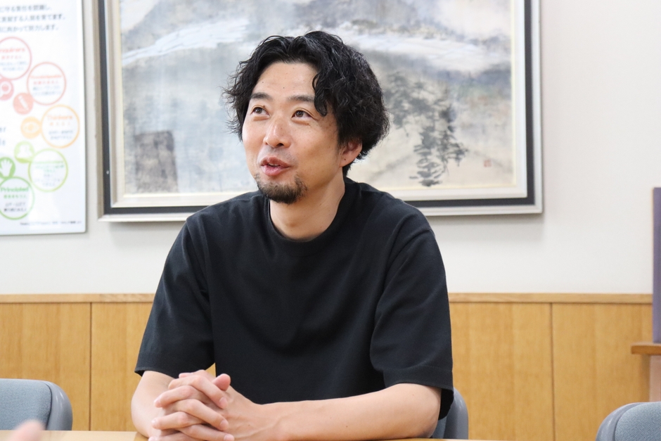 商業長編作品のデビュー作となる「水の中で深呼吸」について語る安井さん