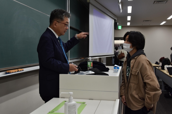 講義後も質問に訪れる学生