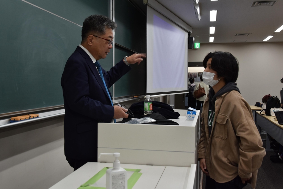 講義後も質問に訪れる学生