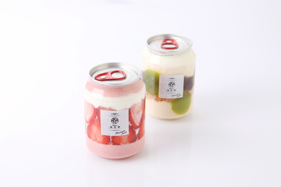 <苺のムース>972円 <フロマージュ>864円