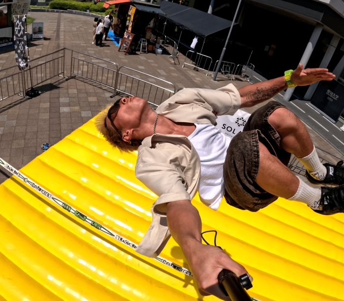 宙返りをしても外れにくい、高いフィット感