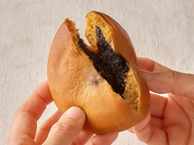 生地はもっちり、芳醇な味わいの黒ごまあんぱん