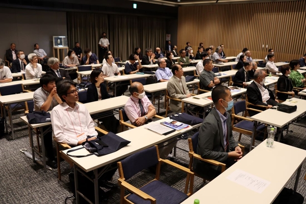 真剣な表情で講演に耳を傾ける参加者