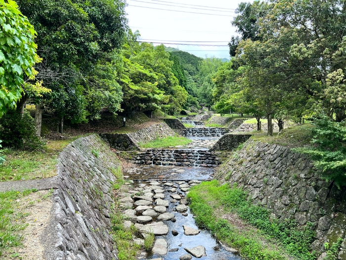 川が浅くて、小さなお子さんでも安全に遊べるので、地域では非常に人気のスポットです。