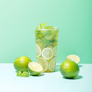 オーガニック&ノンカフェインで女性に嬉しい「ミントモヒートルイボスティー(LLサイズ 700円/税抜)」※タピオカトッピング可