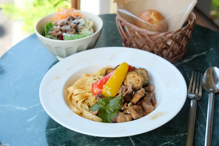 「牛モツ煮<ランプレドット>ともっちりフェットチーネ」バルサミコチキンとシェフのポテサラ、パン付き!