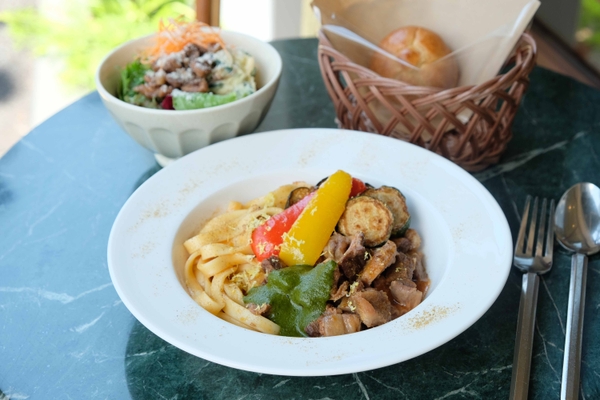 「牛モツ煮<ランプレドット>ともっちりフェットチーネ」バルサミコチキンとシェフのポテサラ、パン付き!