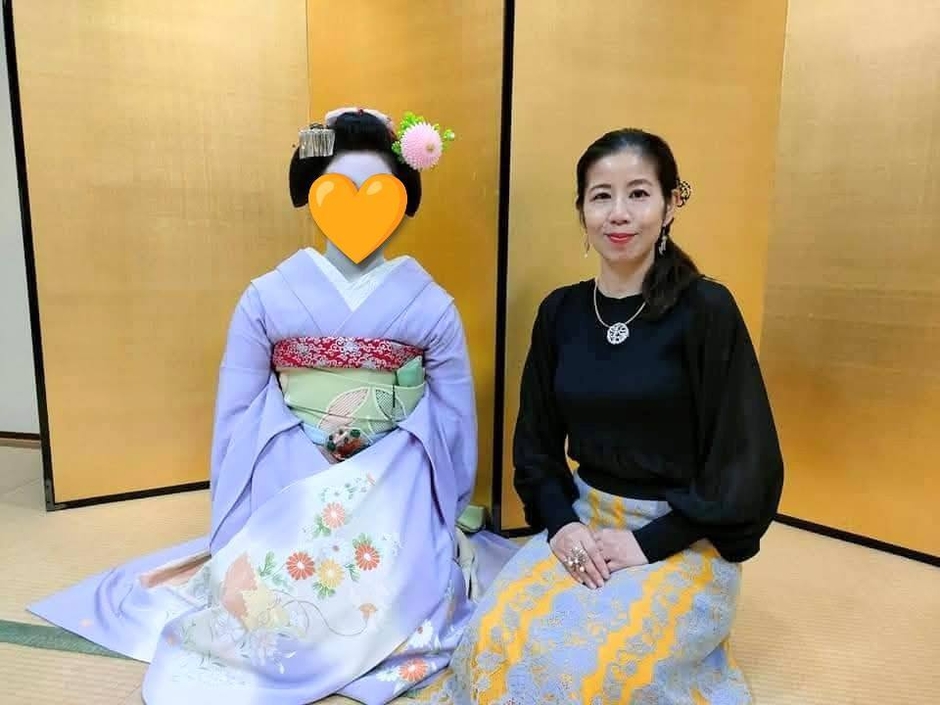 舞妓さんと主宰者兼講師の岸本華枝