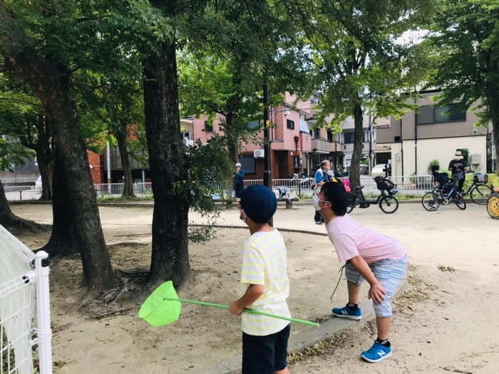 児童ホームつくし　屋外で遊ぶ子どもたち