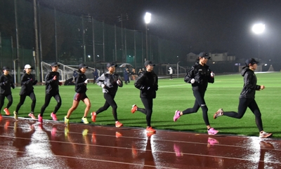 練習を公開した女子駅伝部の選手たち
